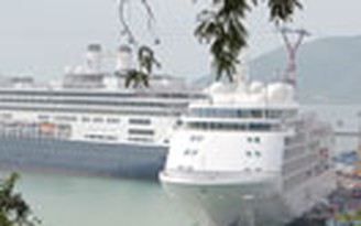 Bốn tàu du lịch cập cảng Nha Trang